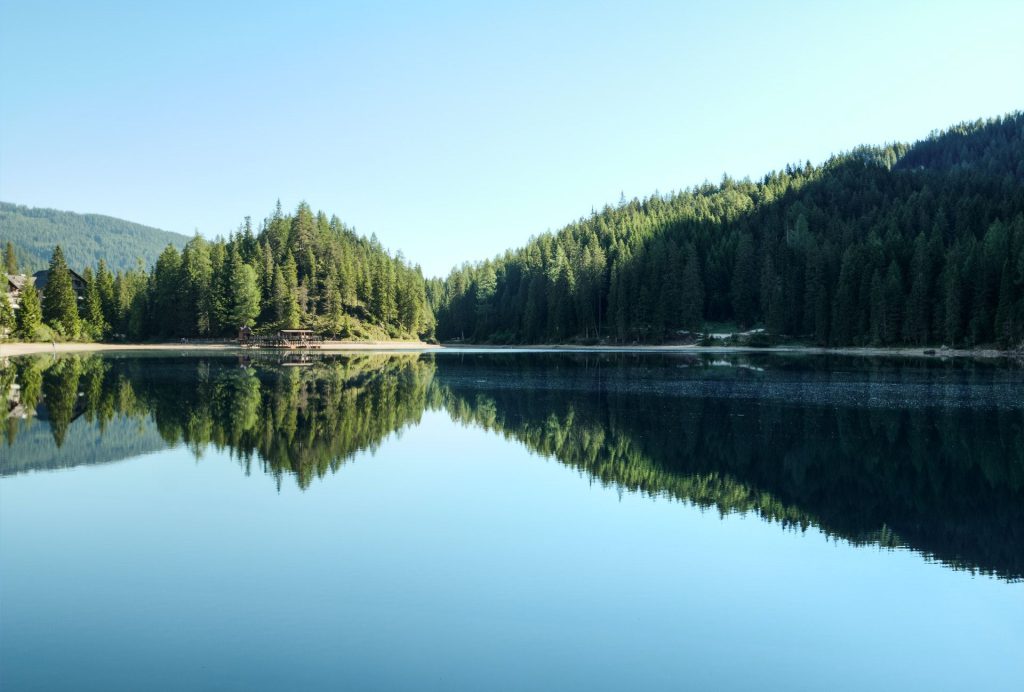 widok na jezioro