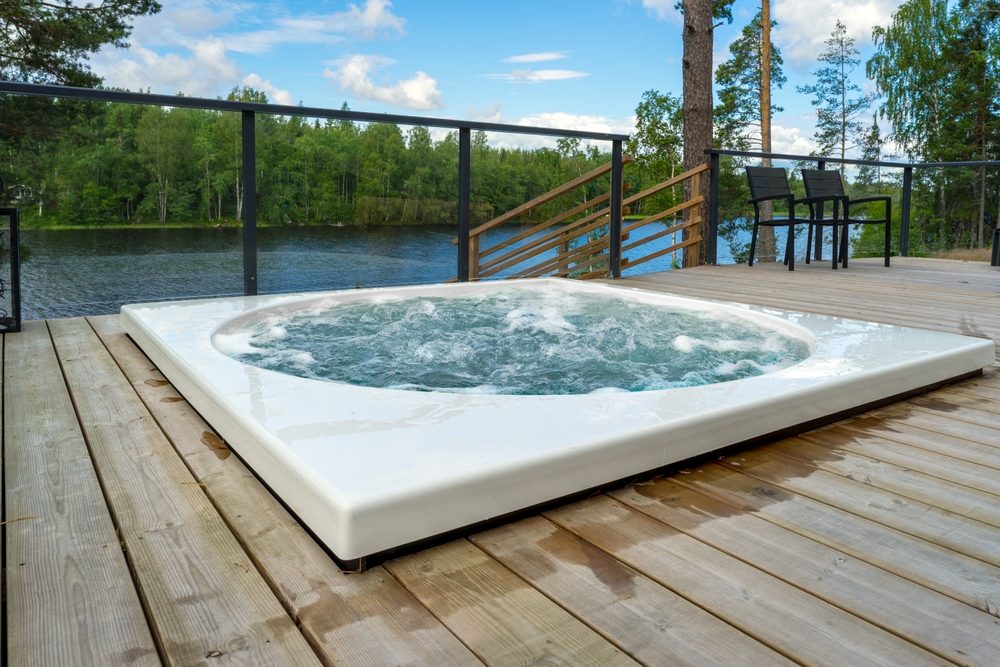 Długi weekend listopadowy nad&nbsp;jeziorem – dlaczego warto wybrać pobyt z&nbsp;sauną i&nbsp;jacuzzi?